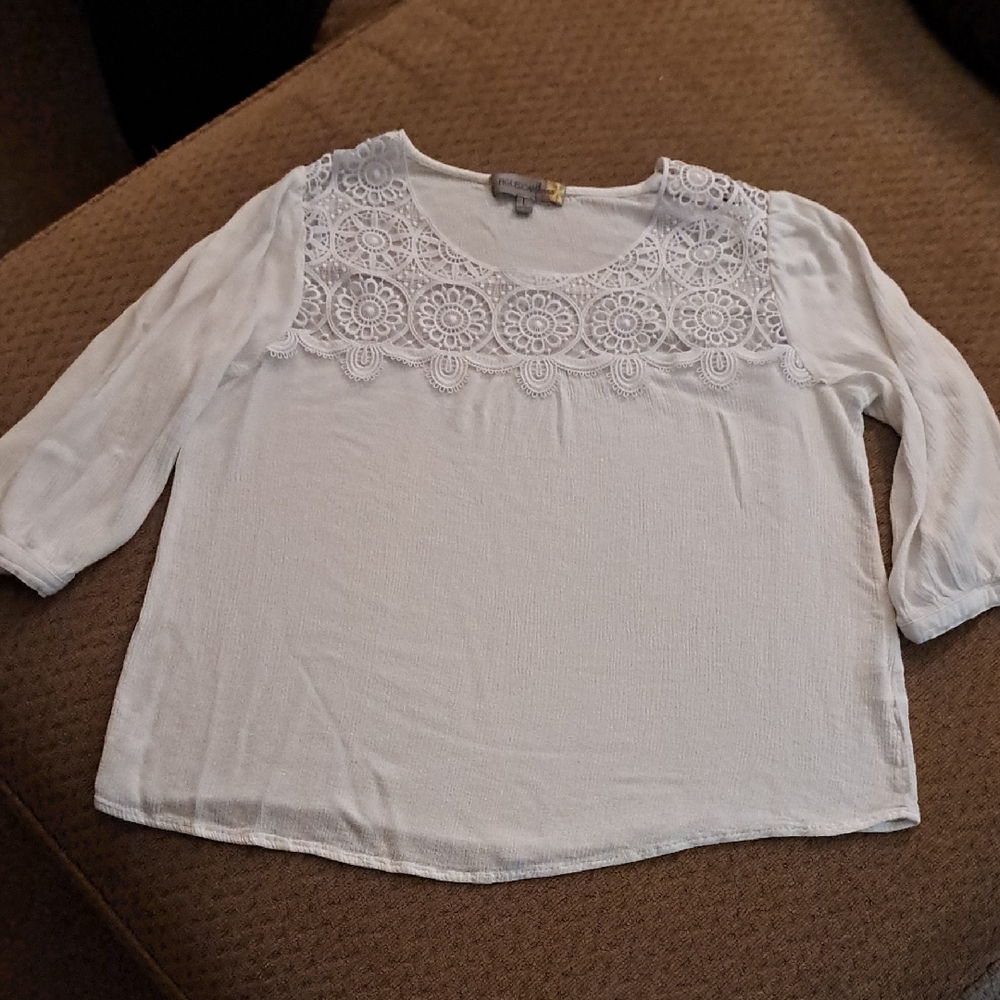Figueroa & Flowers Womans White Lace Pullover Shirt Size: Large